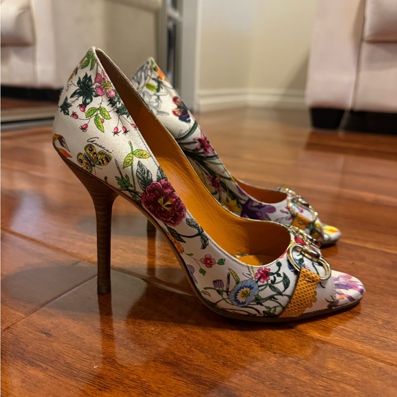 Gucci Satin Flora Peep Toe Horsebit Pumps - Picture 5 of 6